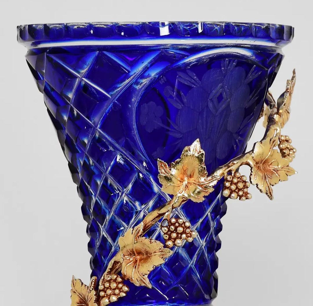گلدان دکوری مدل پایه برنزی