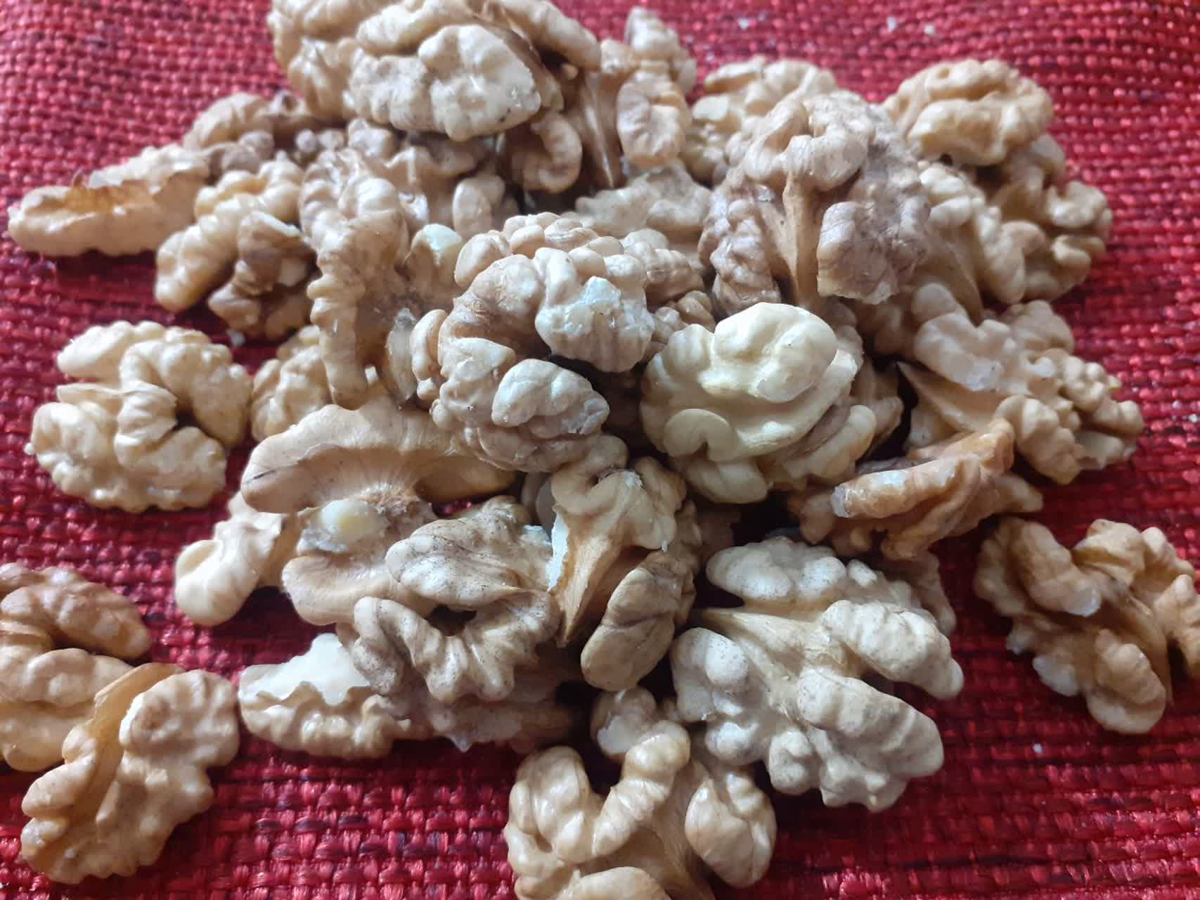 انواع مغز گردو ارگانیک وعسل طبیعی