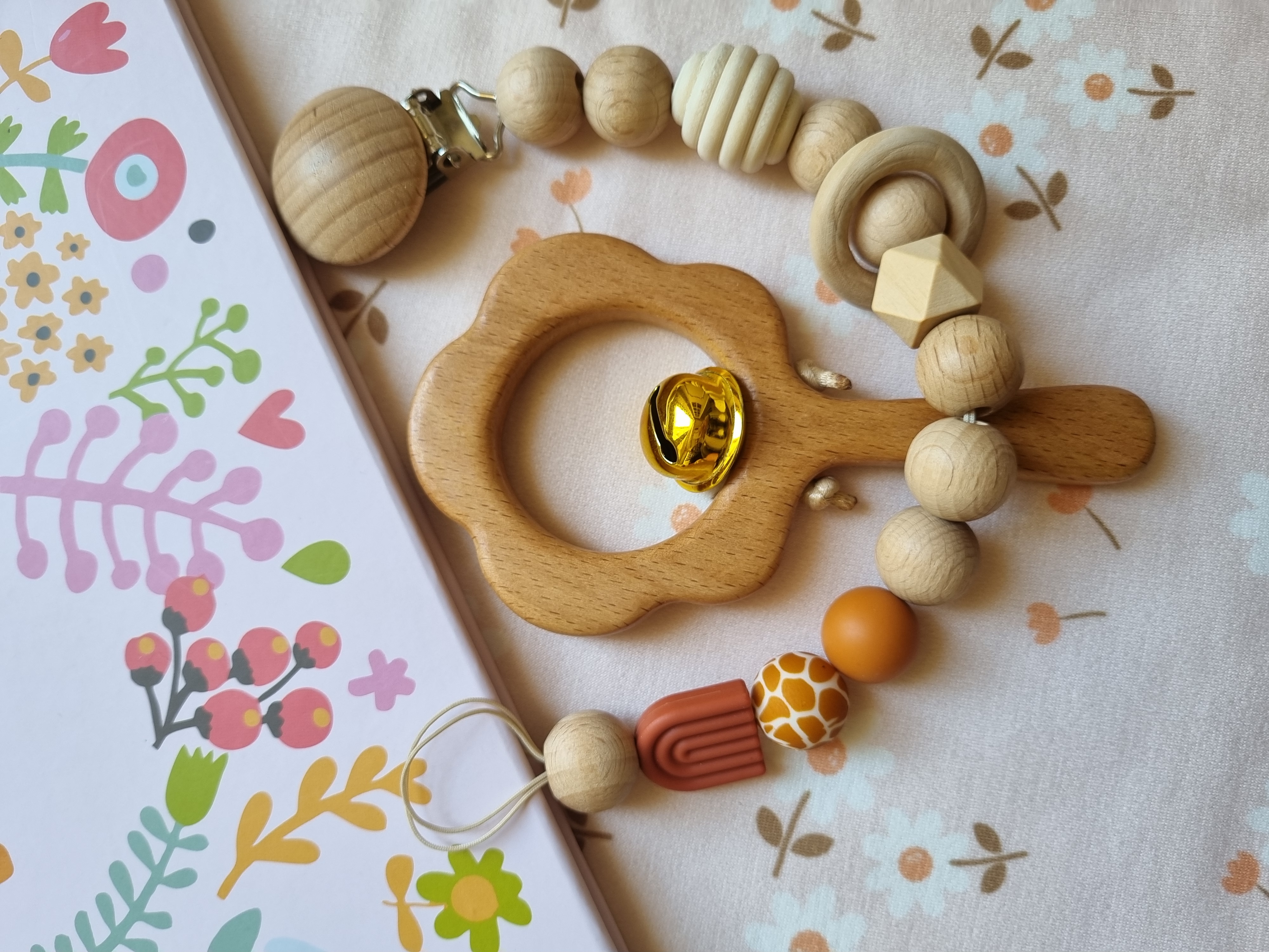 بند پستونک ، جغجغه و دنداگیر چوبی