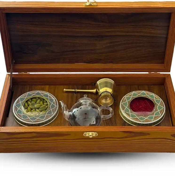 عسل ، زعفران ، مکسرات