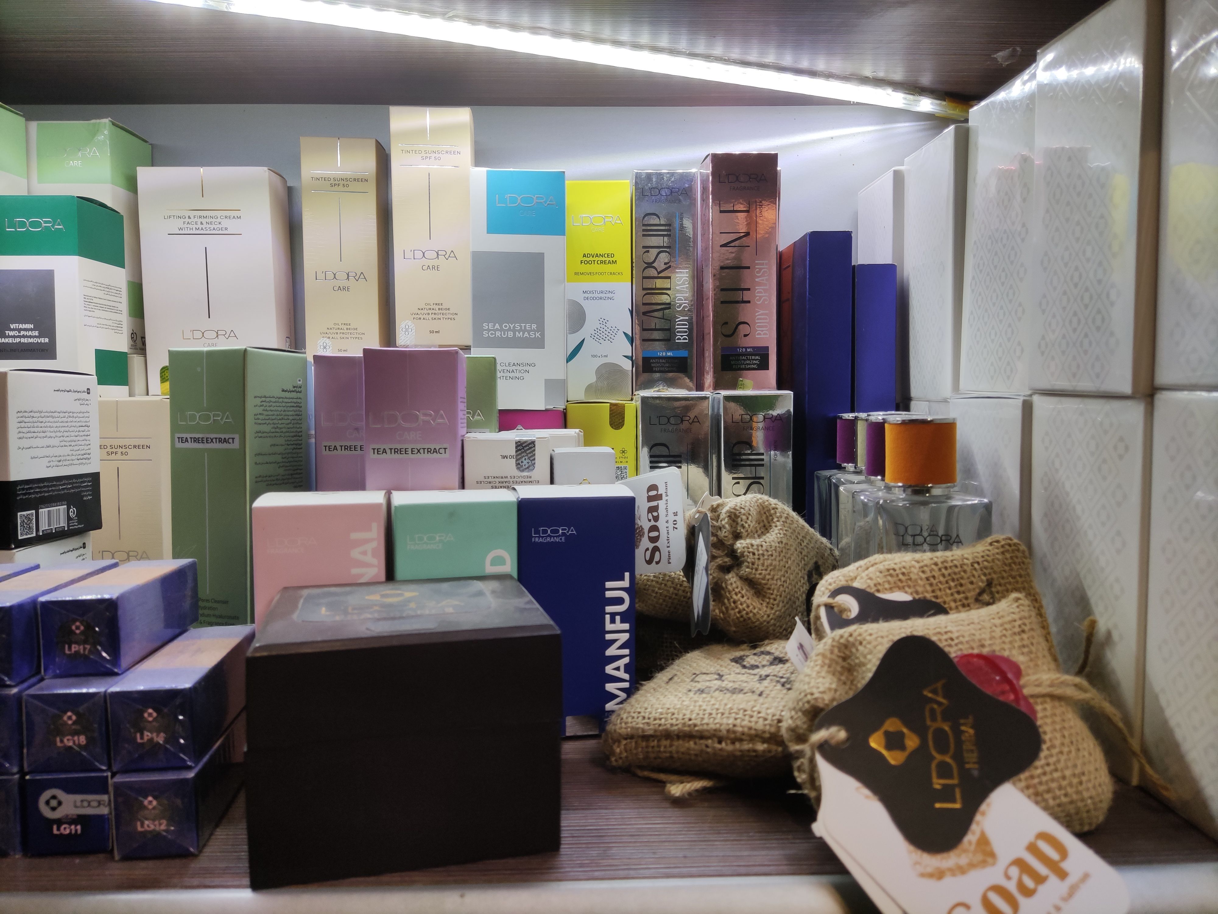 محصولات مراقبت پوست و مو 