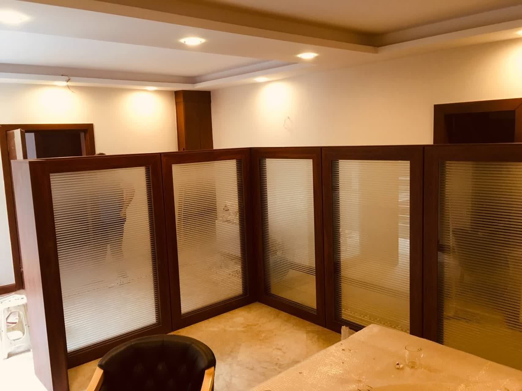 کابینت کار . نصاب درب چوبی
