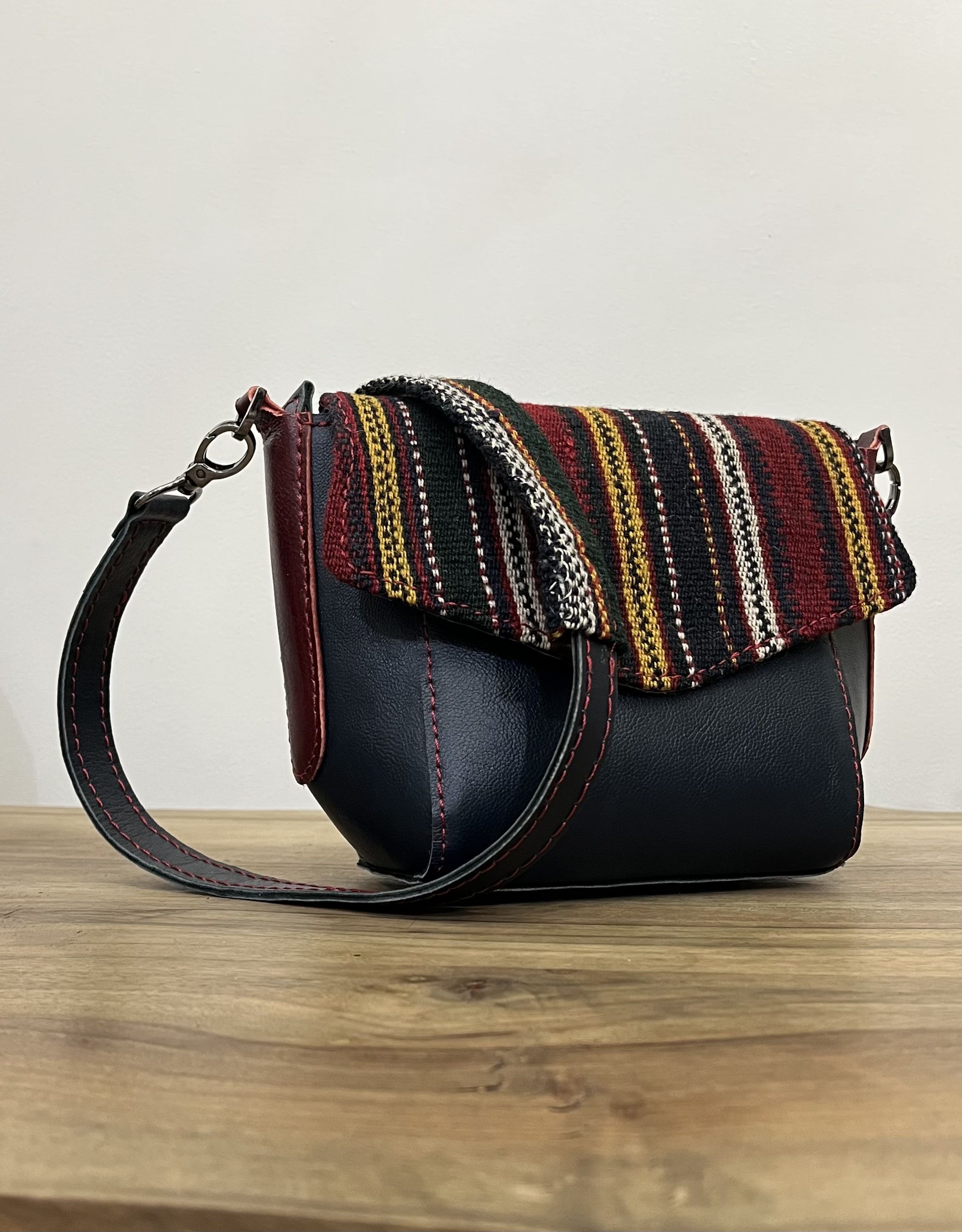 کیف چرم با جاجیم و دست دوز 