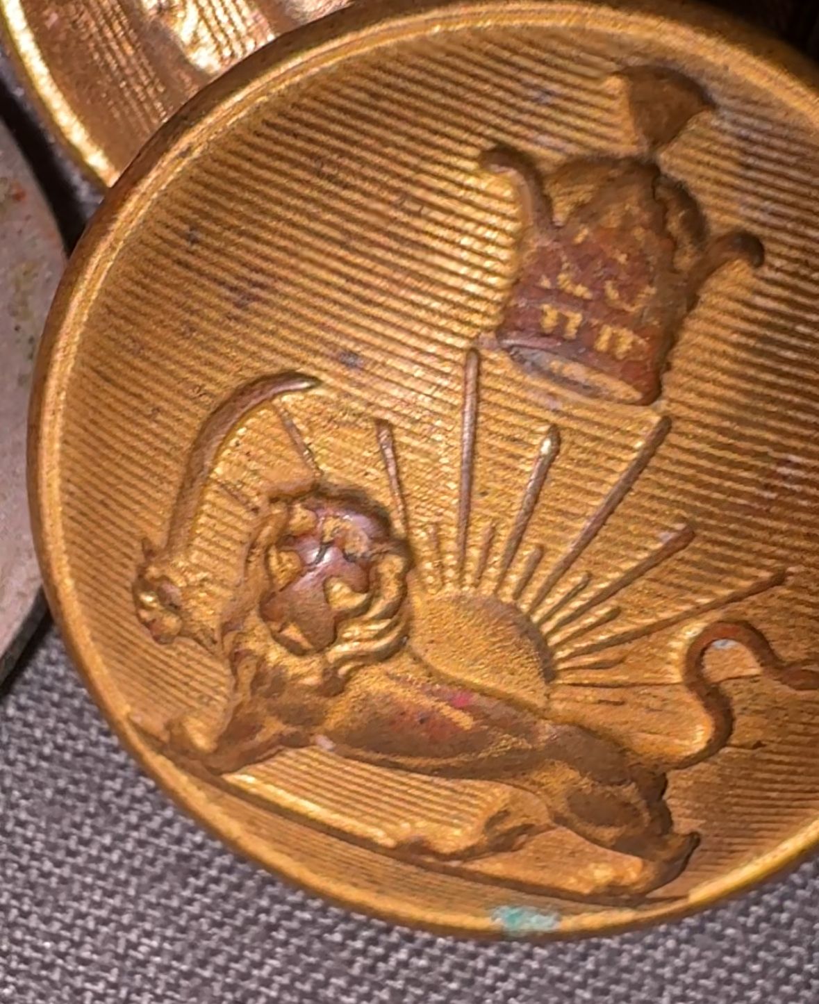 دکمه قدیمی شیر خورشید