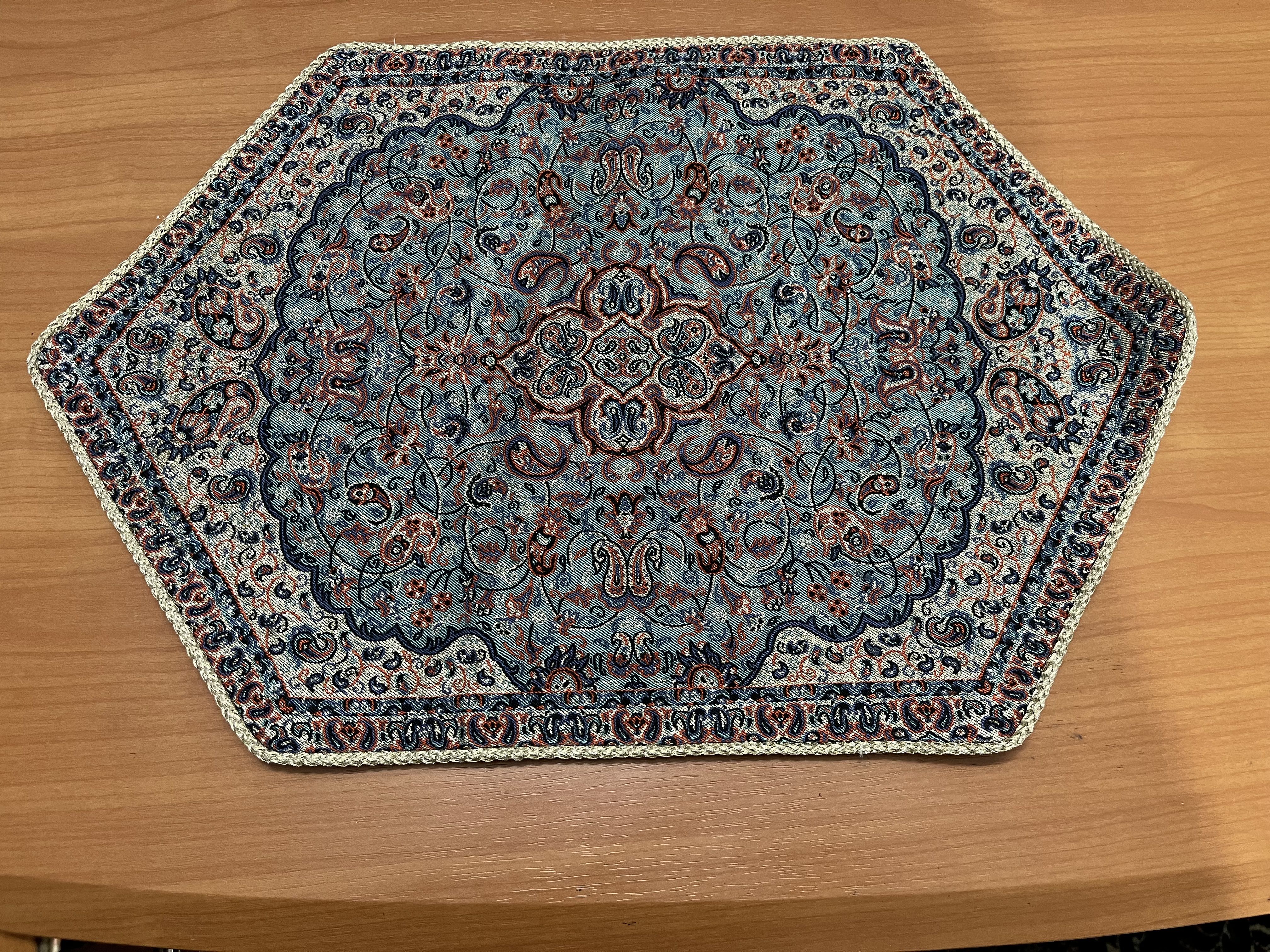 رومیزی با طرح ترمه اصفهان