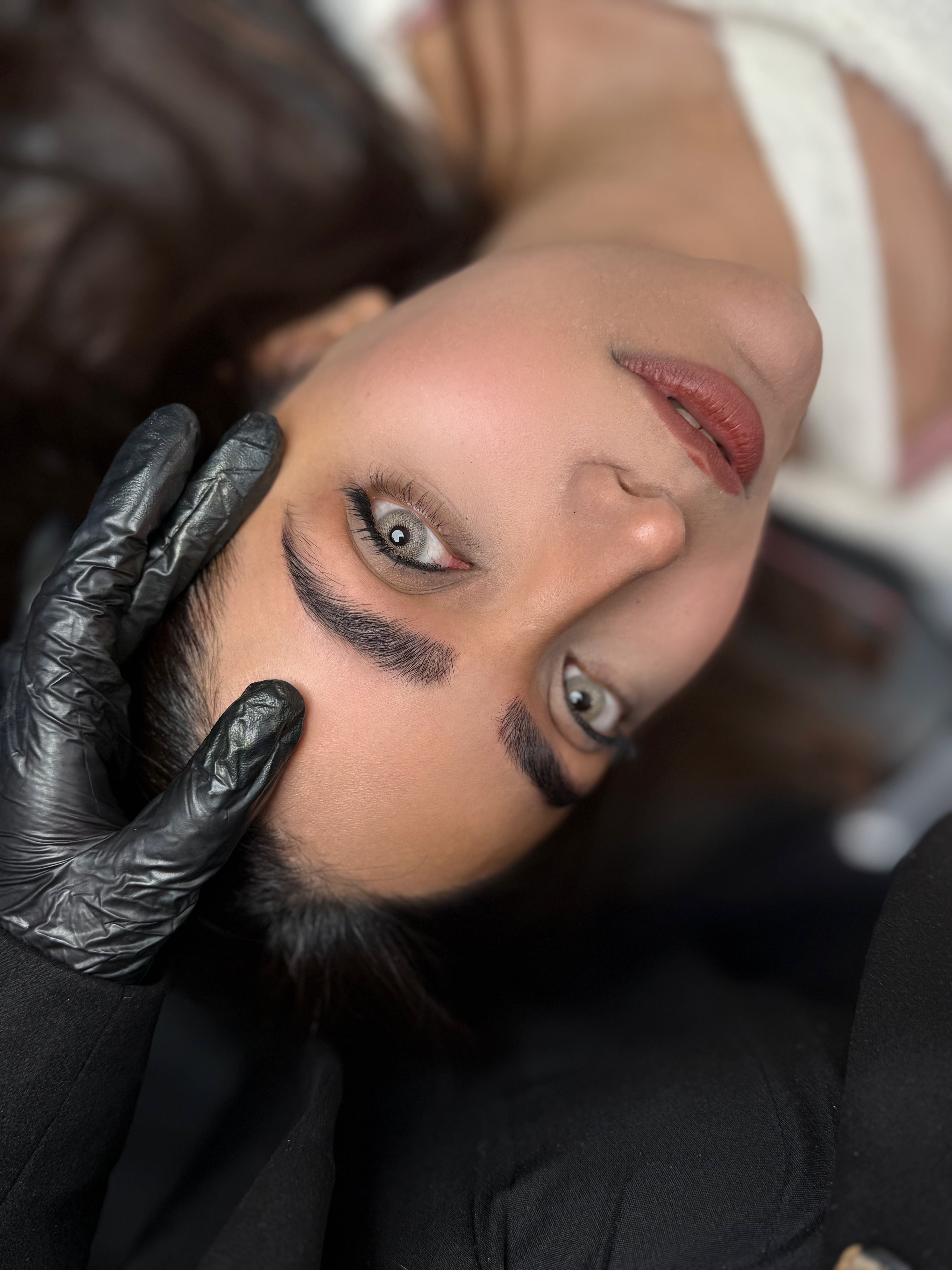 متخصص آرایش دائم (میکروبلیدینگ)