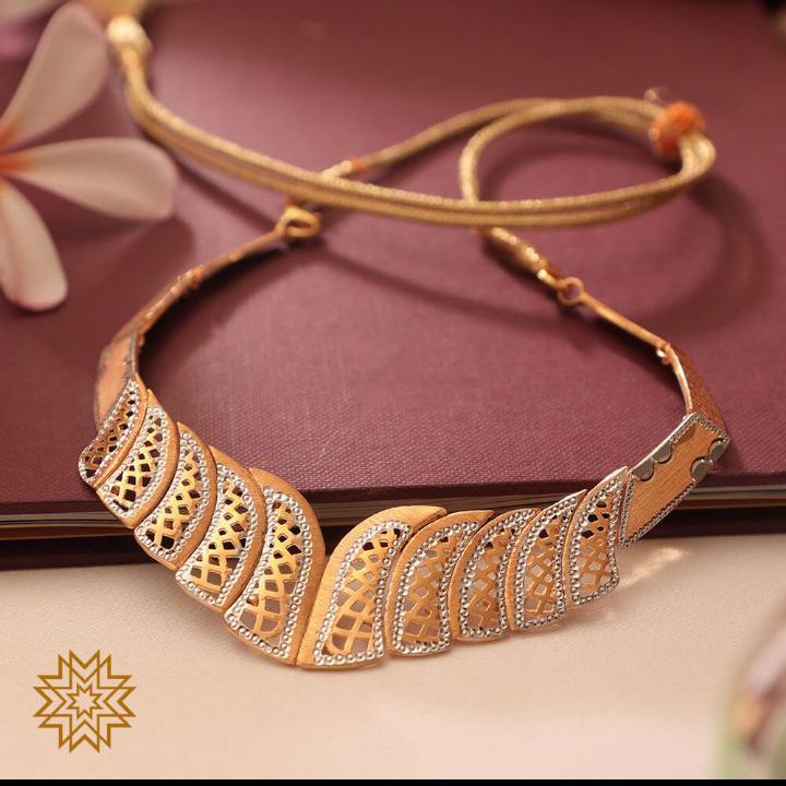  یک گردنبند طلای سلطنتی خاص و لوکس