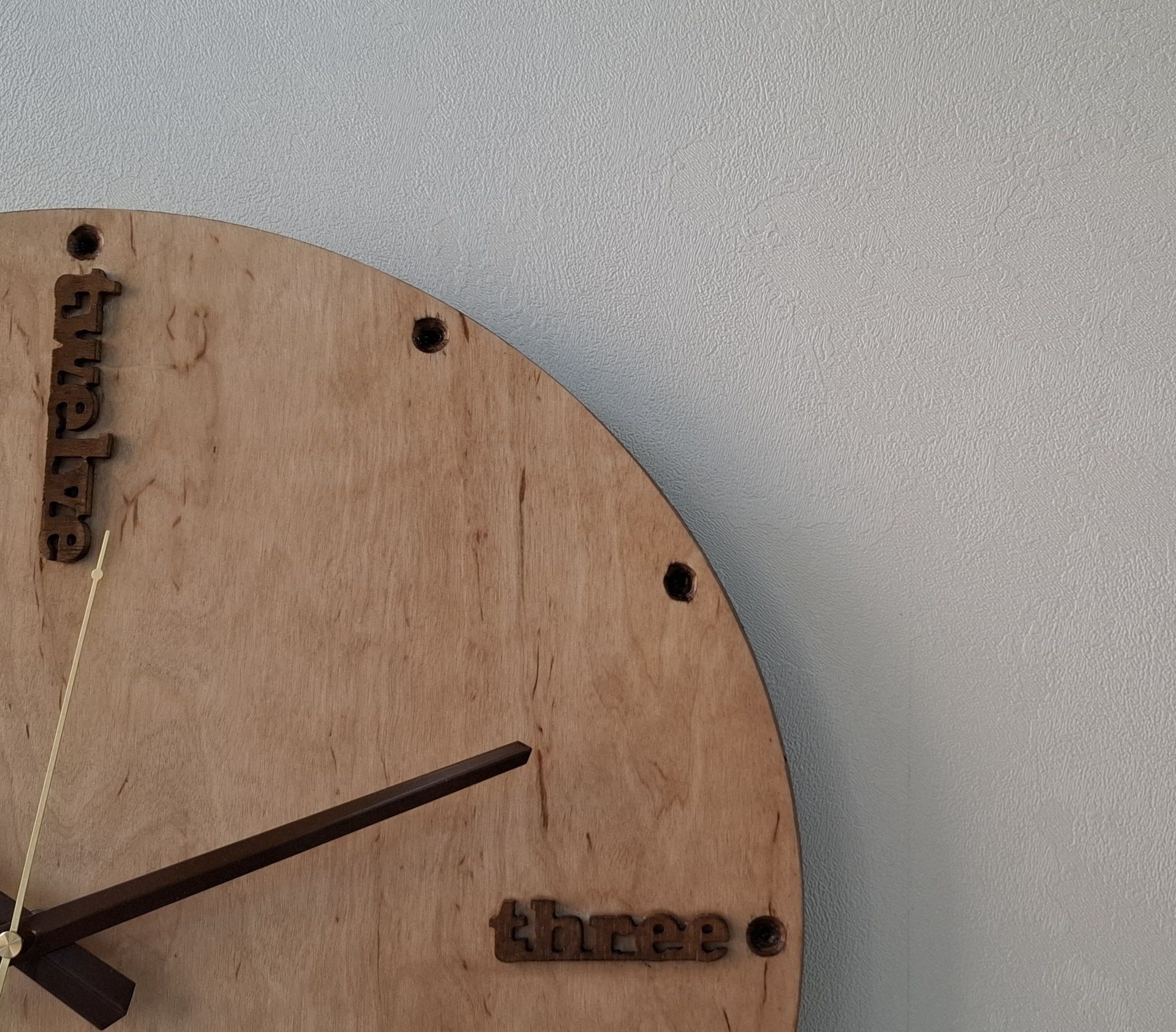 ساعت دیواری چوبی طرح خاص و زیبا
