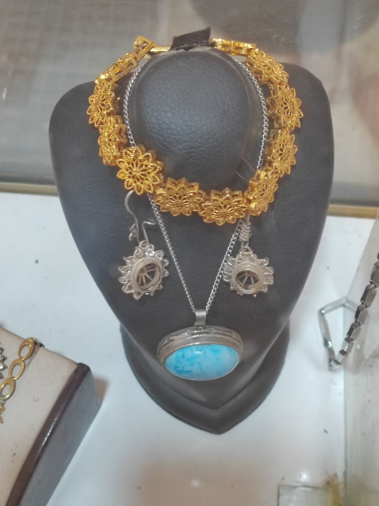 شجر و سنگ فیروزه 