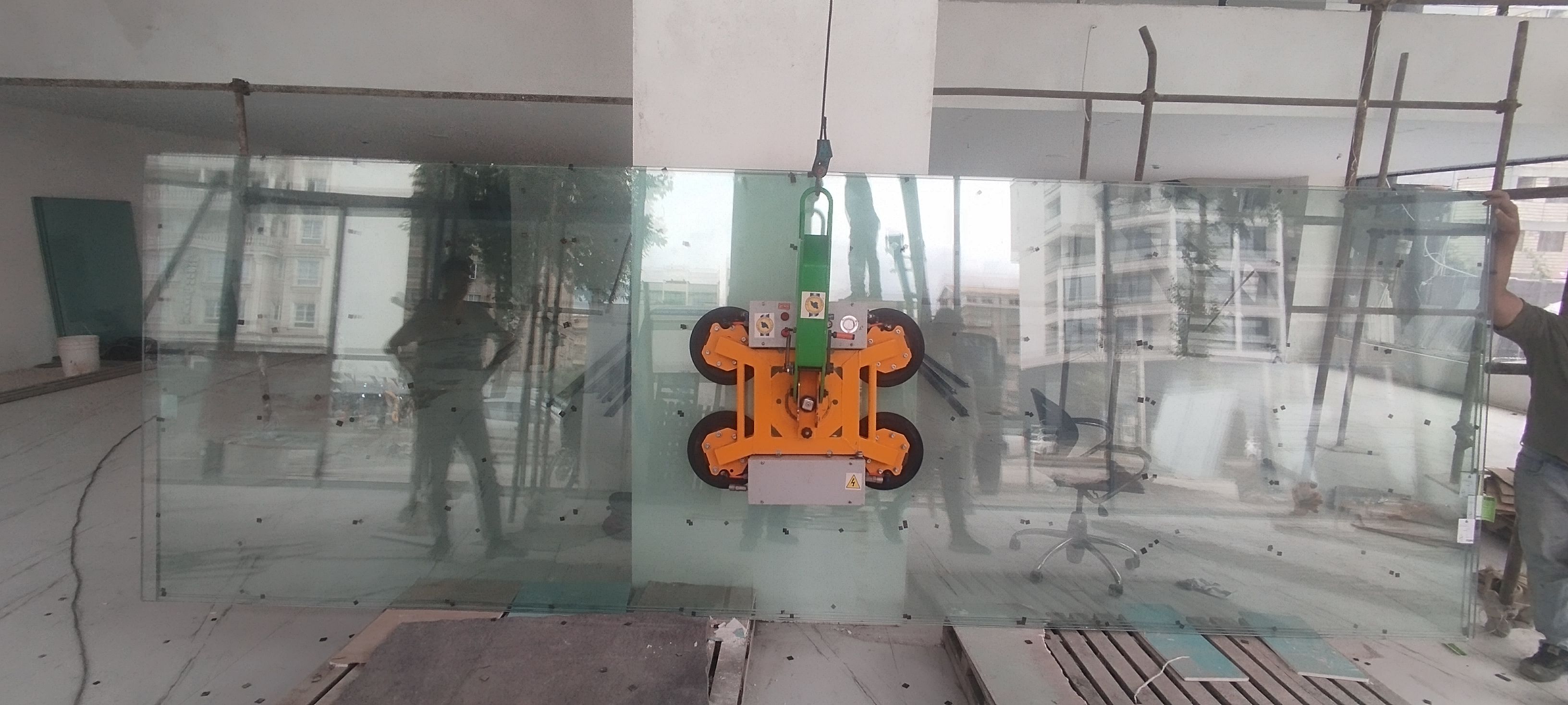 Battery-Powered Vacuum Glass & Slab Lifter