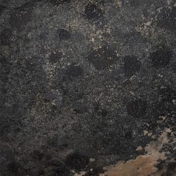 وزن نيزك الكربون 2878 جرام الكثافة 2.98