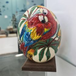 طراحی و نقاشی روی تخم شتر مرغ 