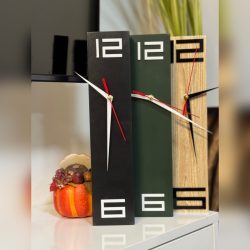 ساعة حائط ذات تصميم بسيط