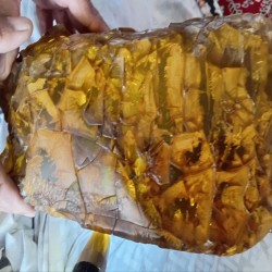 سنگ کهربای بسیار خاص