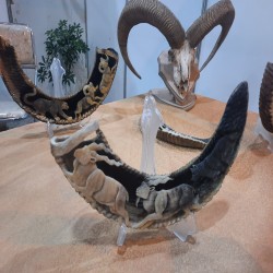 کنده کاری روی شاخ