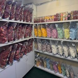 Dry ice cream and dried fruit